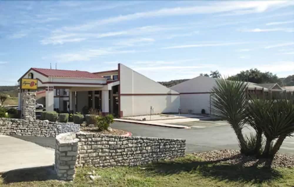 Super 8 By Wyndham Kerrville Tx Ngoại thất bức ảnh