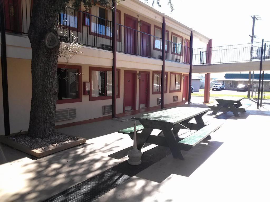 Super 8 By Wyndham Kerrville Tx Ngoại thất bức ảnh